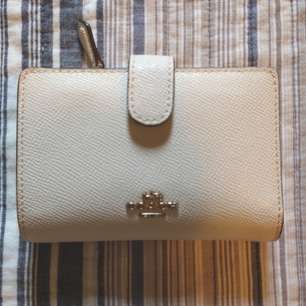 Coach Medium Corner Wallet